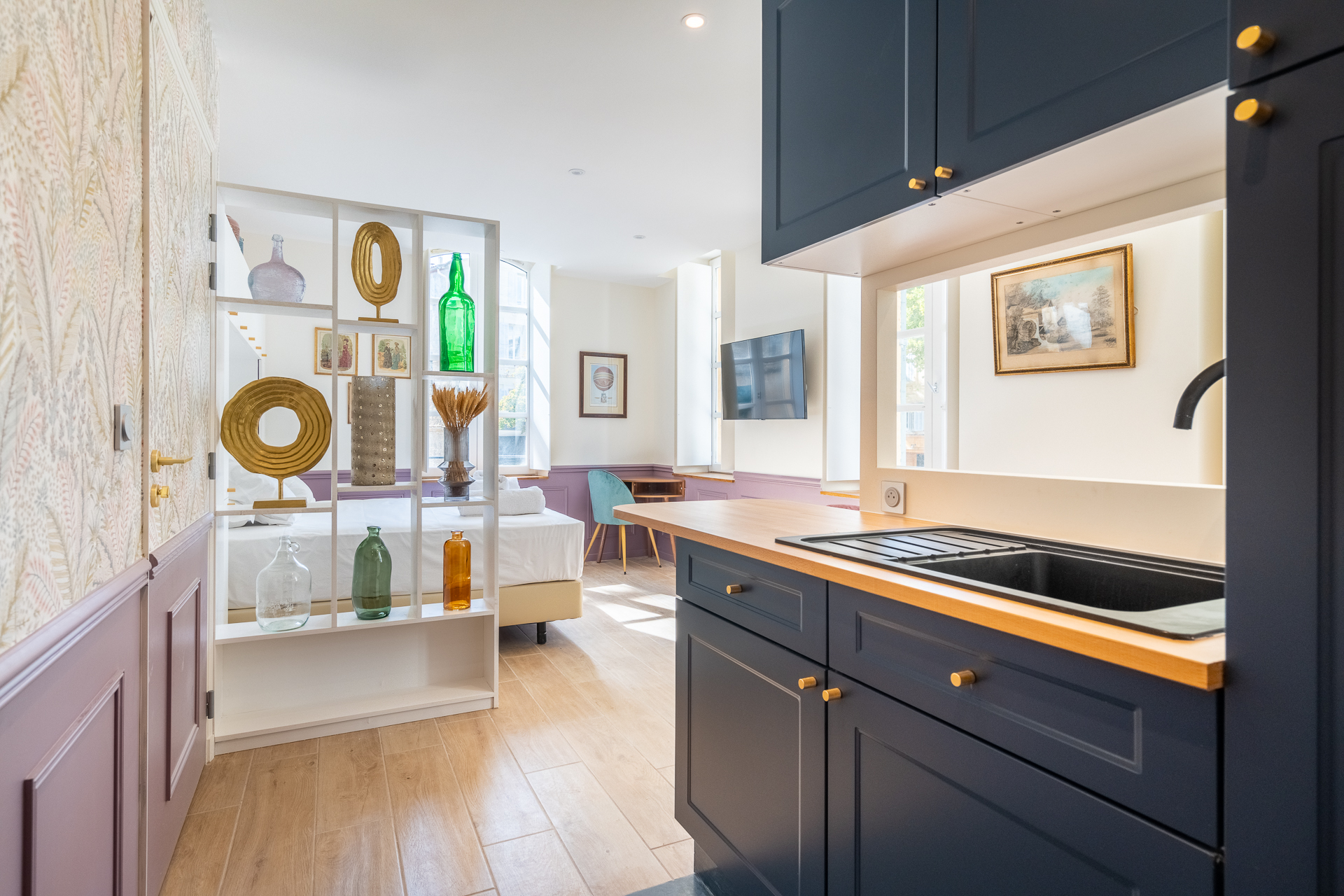Chambre Deluxe : kitchenette bleu nuit et plan de travail en chêne