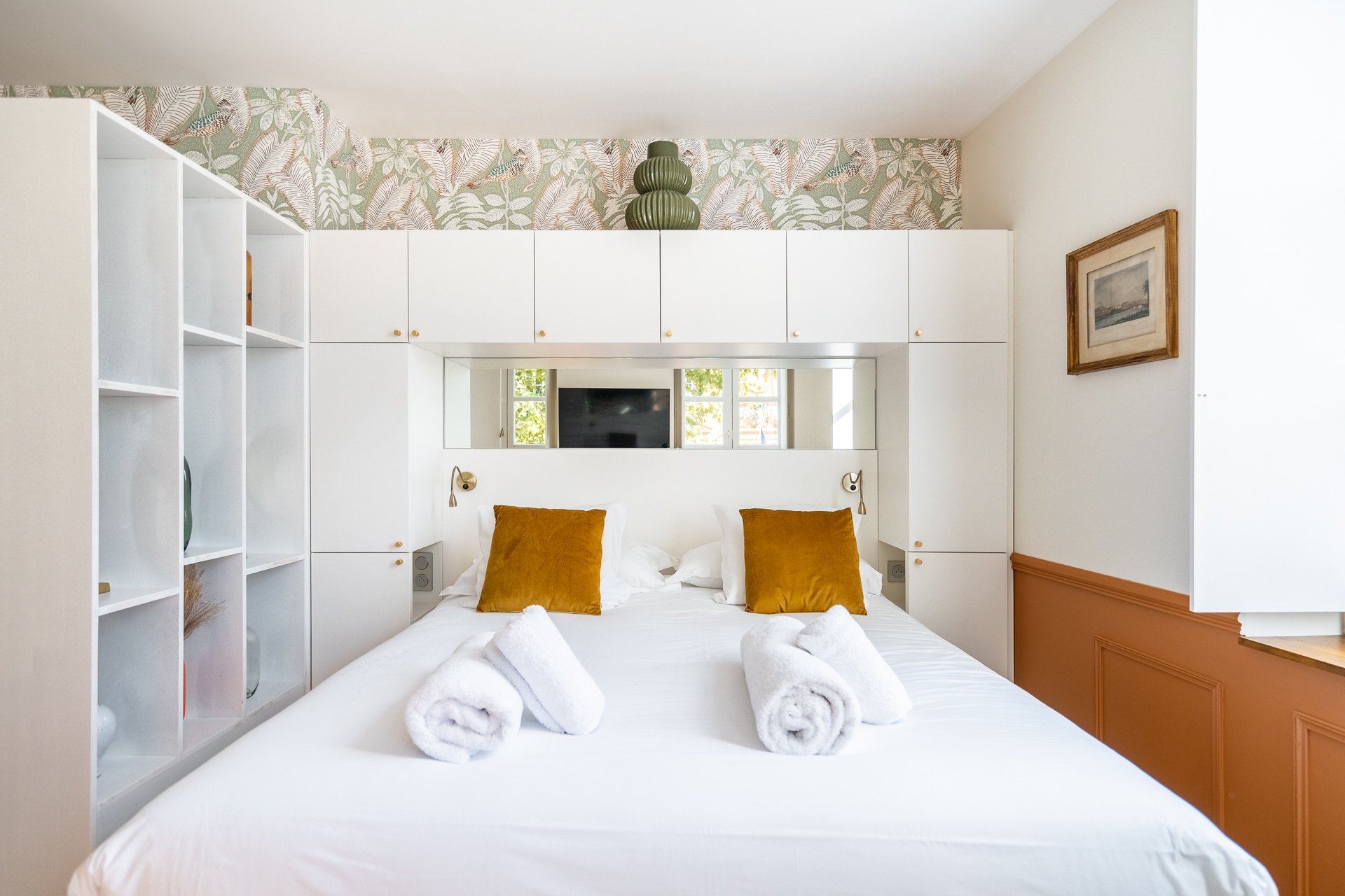 Chambre Deluxe : lit face aux boiseries blanches