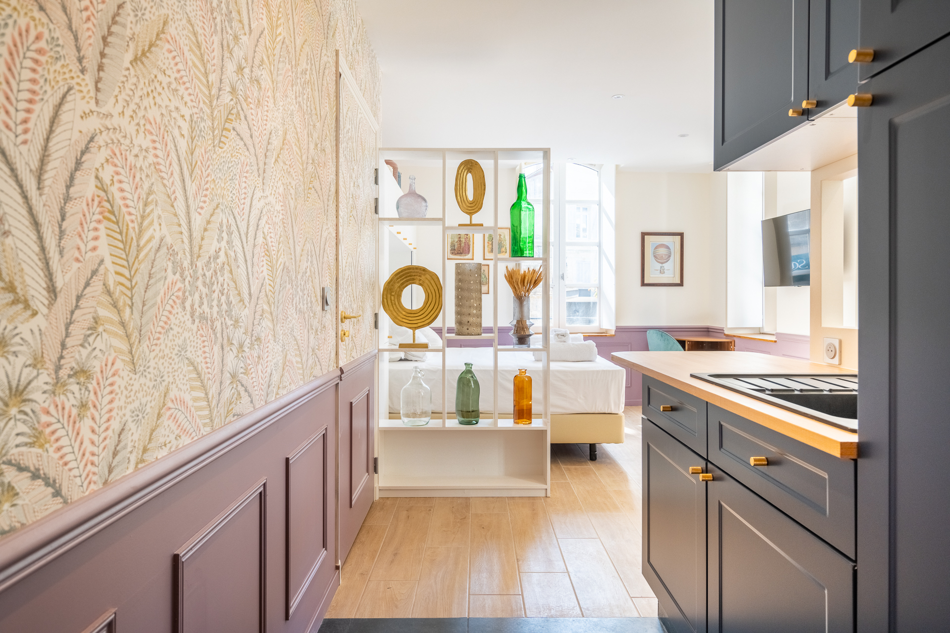 Chambre Deluxe : entrée au papier peint botanique