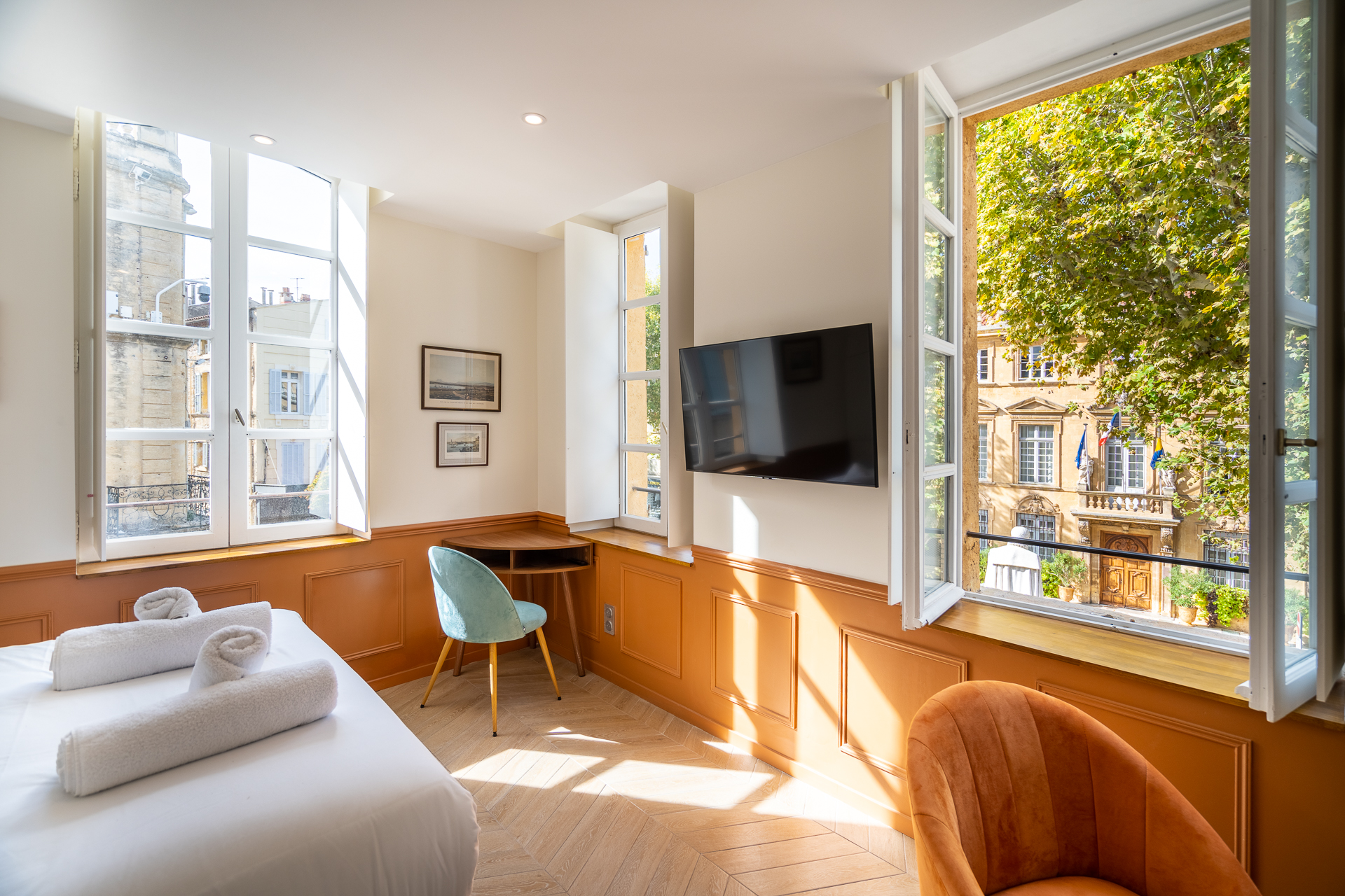 Chambre Deluxe : bureau devant les fenêtres sur la place