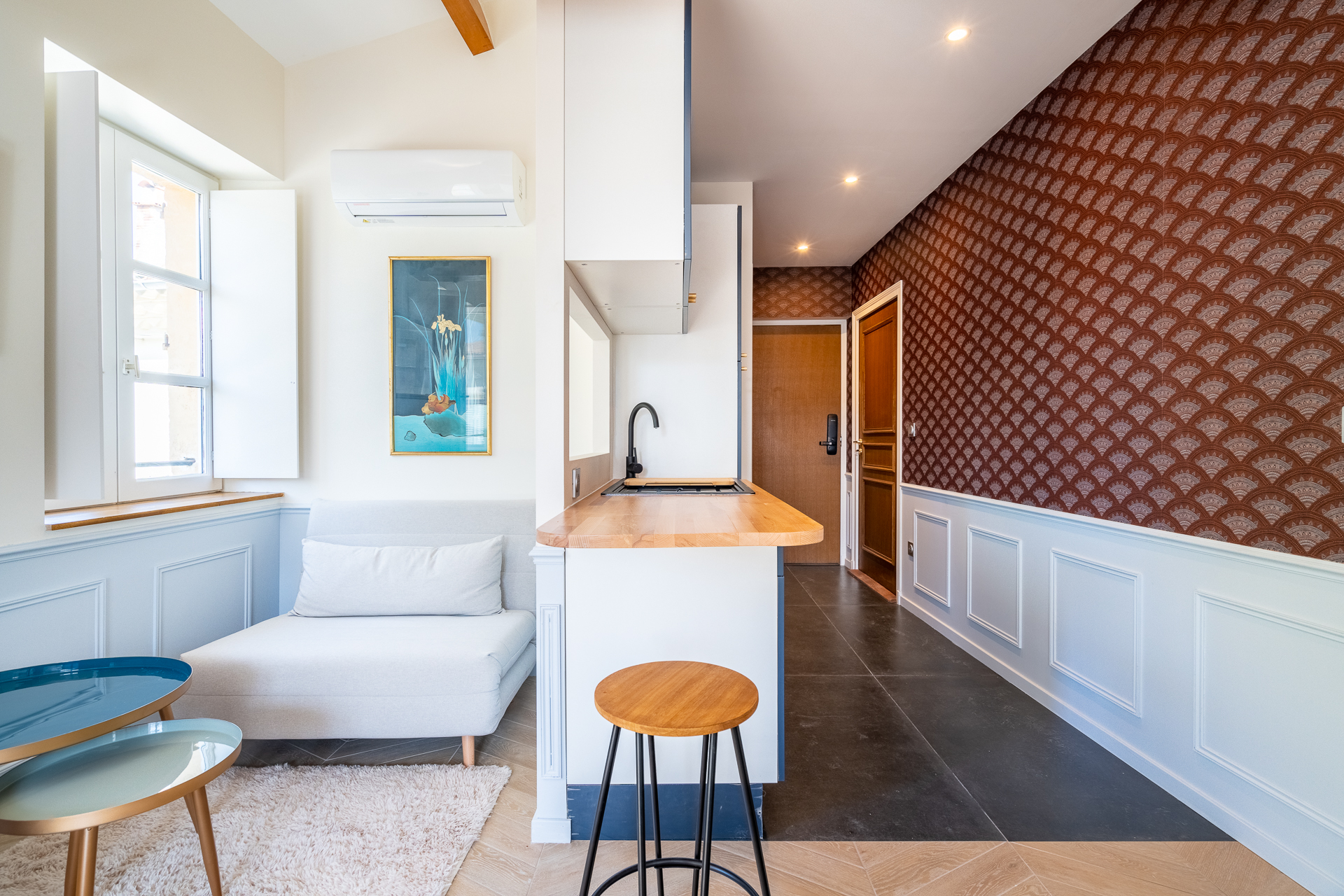 Chambre Deluxe : kitchenette bleu nuit et entrée à motifs