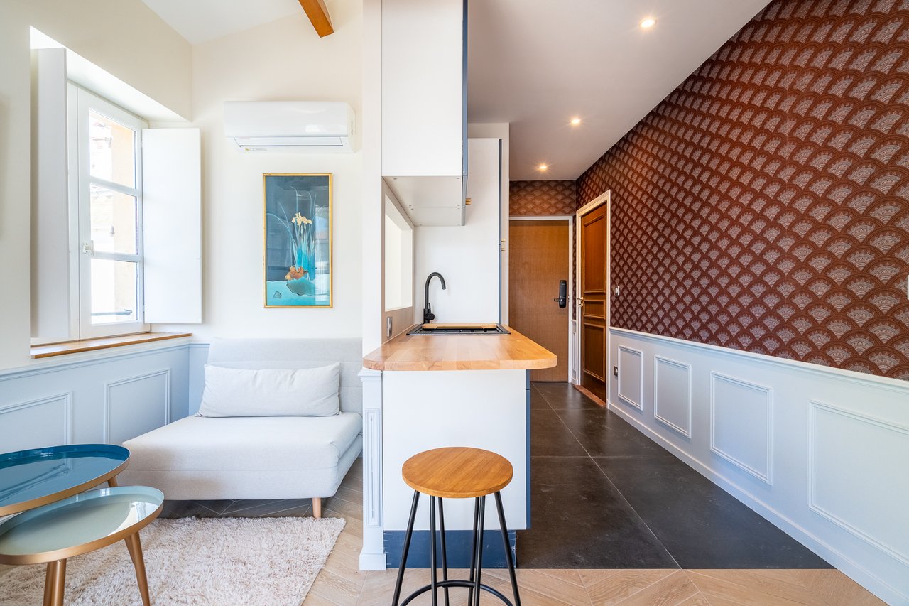 Chambre Deluxe : kitchenette bleu nuit et entrée à motifs