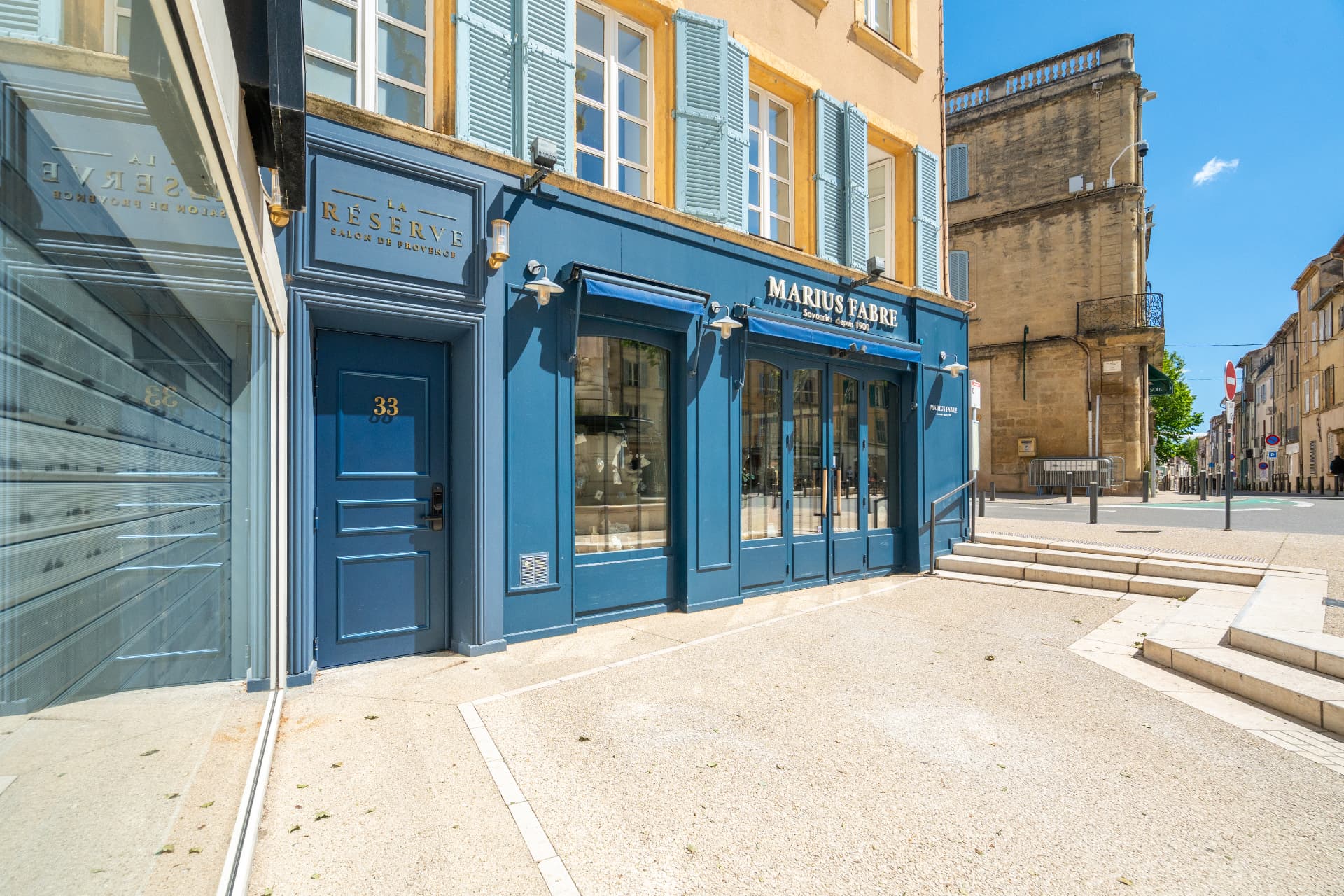 Chambre Deluxe : vasque en marbre et miroir rétroéclairé