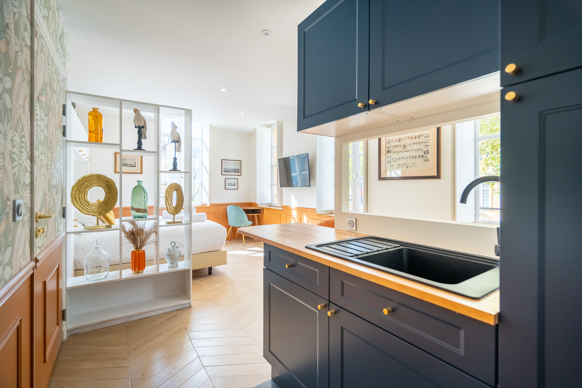 Chambre Deluxe : kitchenette bleue et plan de travail en chêne