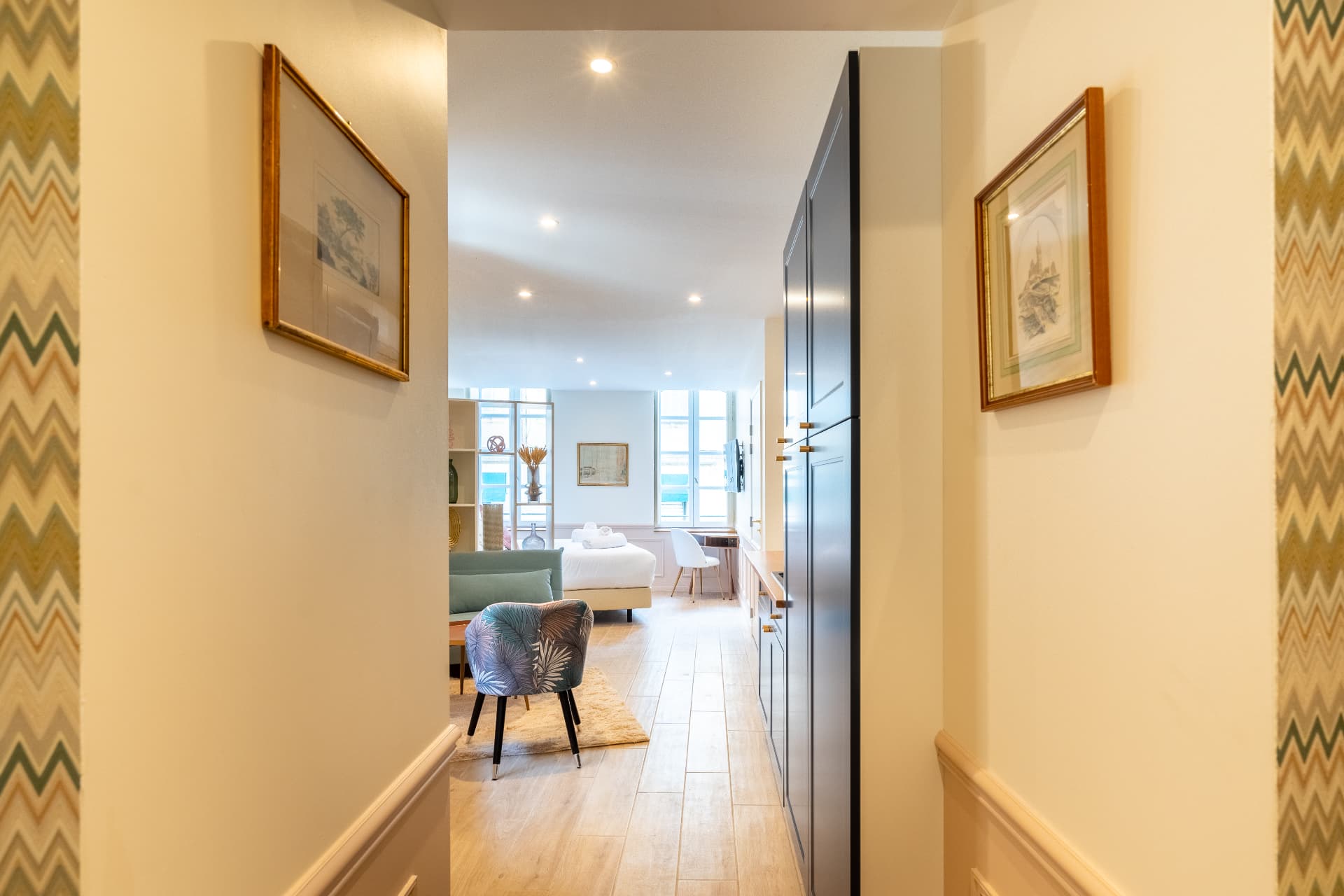 Chambre Deluxe : couloir d'entrée vers le studio