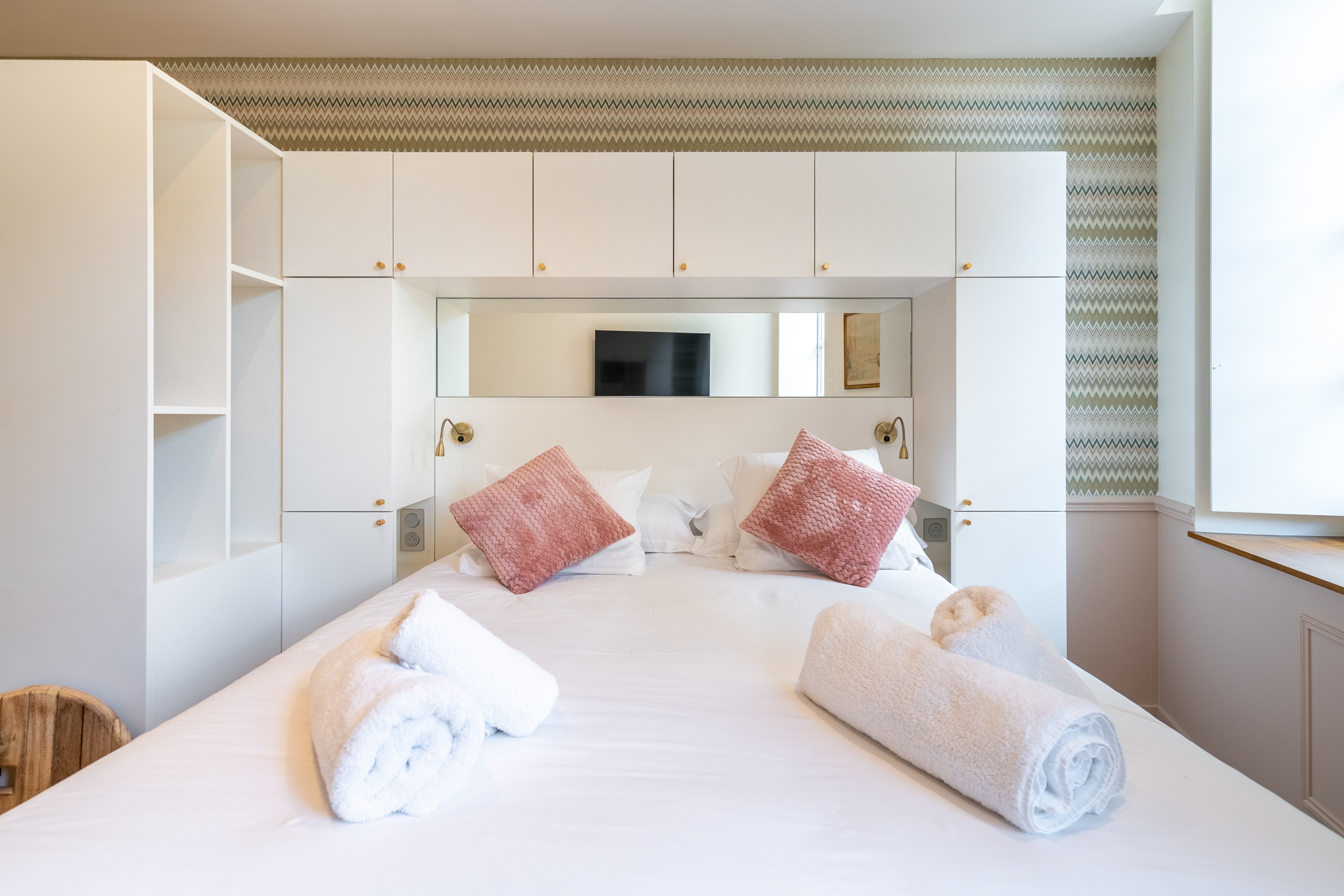 Chambre Deluxe : lit face aux rangements intégrés