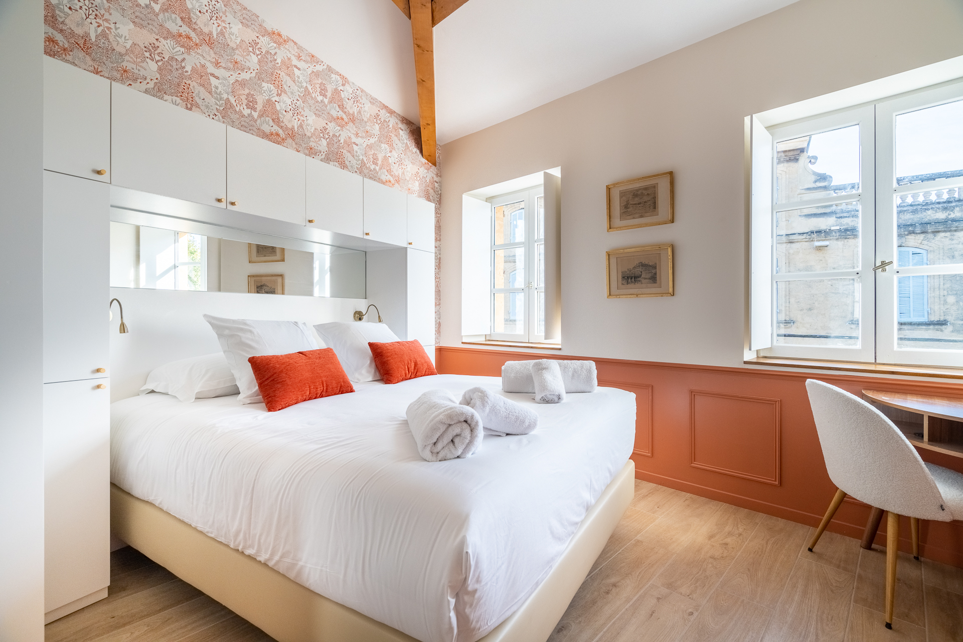 Chambre Deluxe : lit aux coussins corail