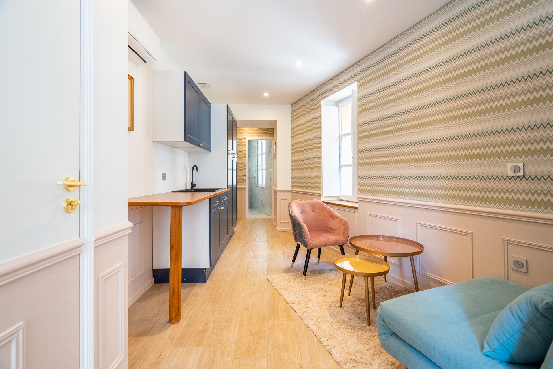 Chambre Deluxe : fauteuil en velours et papier peint à chevrons