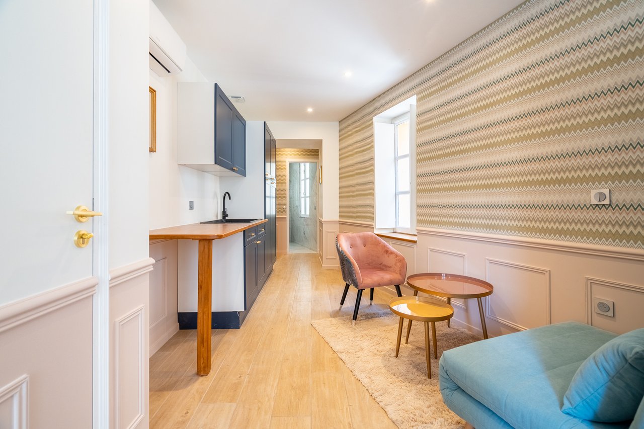 Chambre Deluxe : fauteuil en velours et papier peint à chevrons