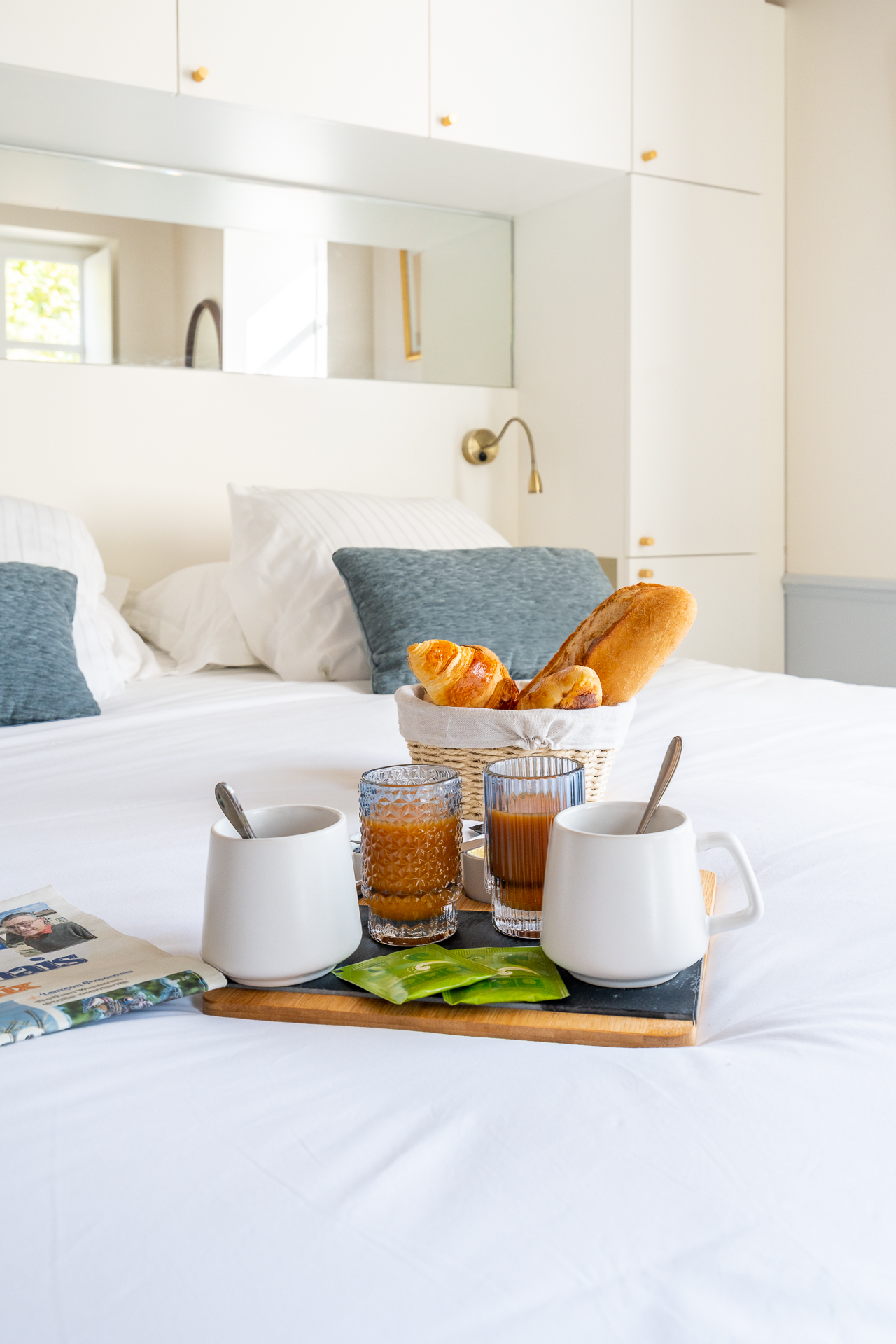 Croissants, café et jus sur le plateau de petit-déjeuner de La Réserve