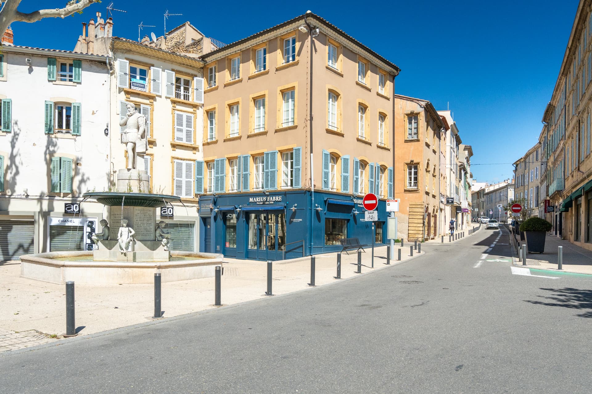 La Réserve à l'angle de la place, Salon-de-Provence