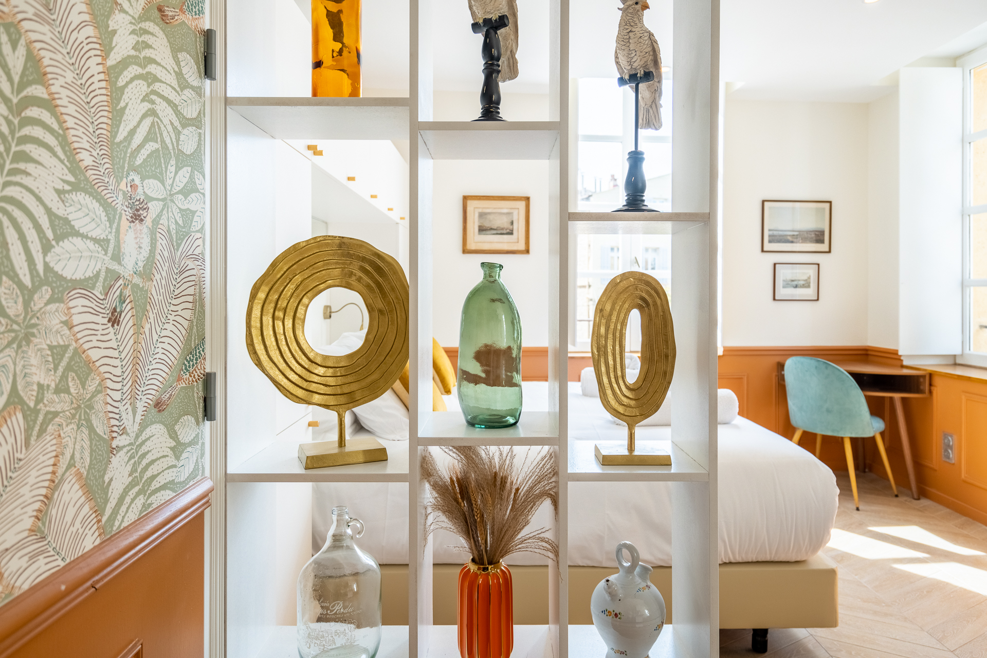 Chambre Deluxe : étagère décorative séparant les espaces