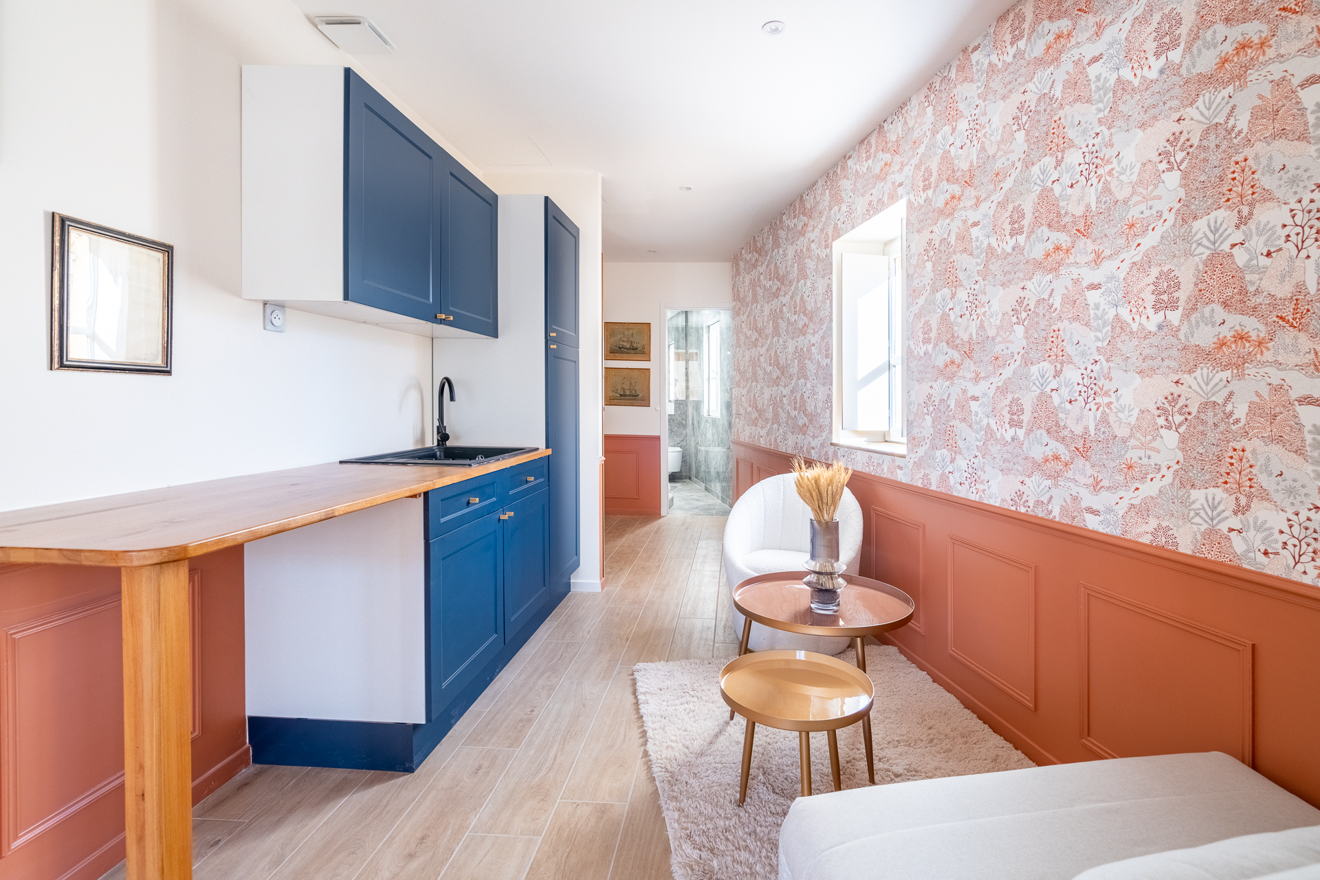 Chambre Deluxe : kitchenette bleu nuit