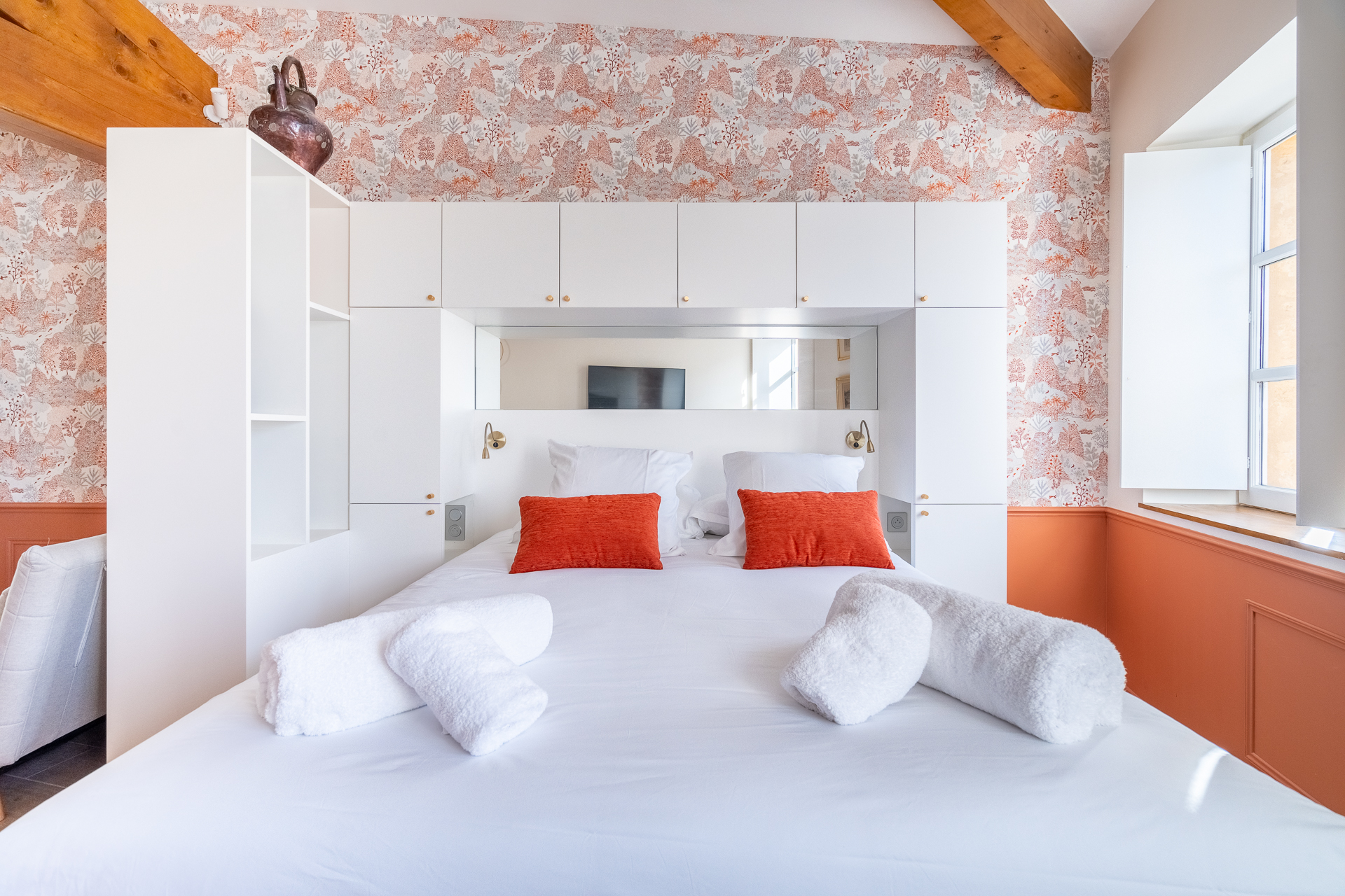 Chambre Deluxe : lit face aux rangements intégrés