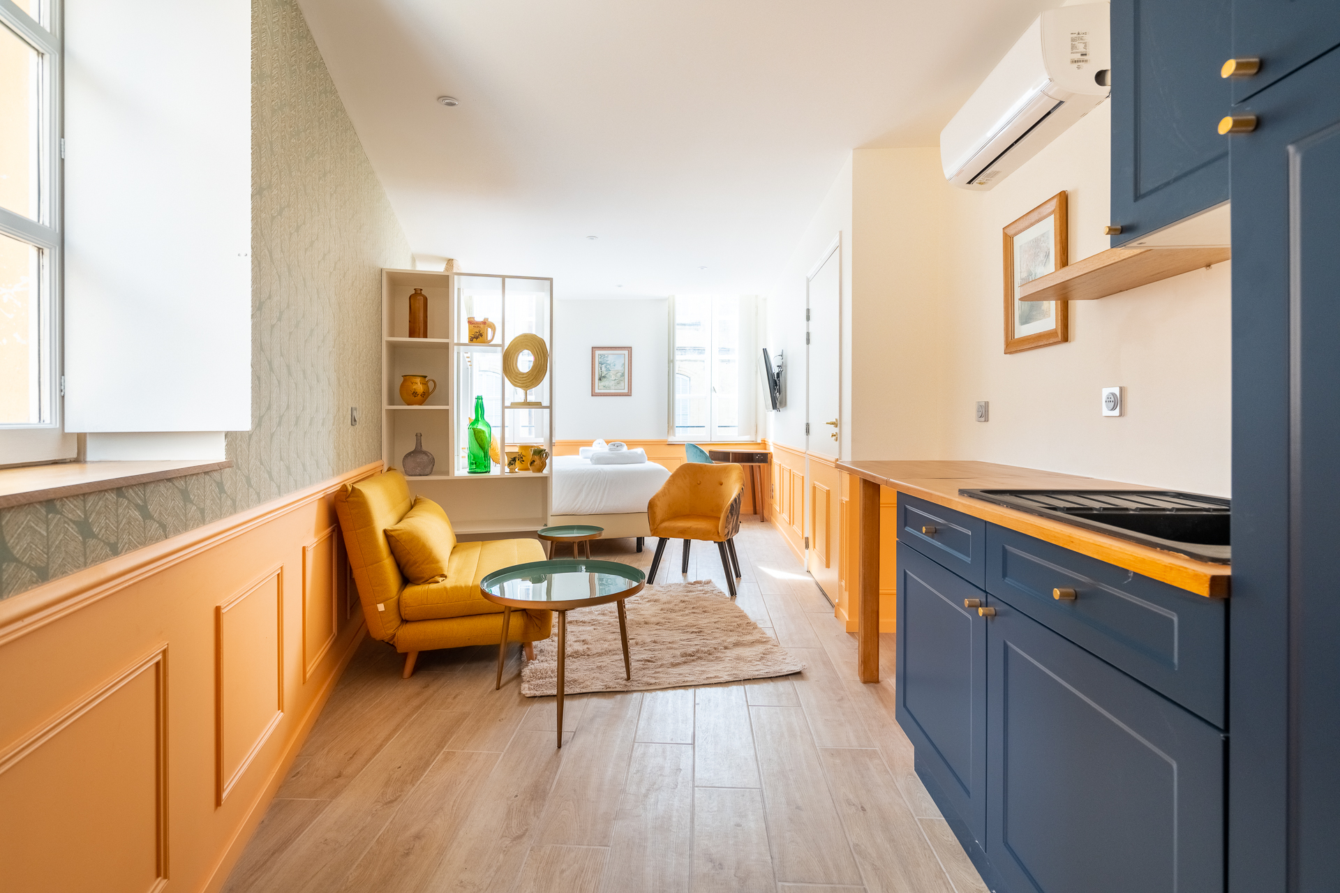 Chambre Deluxe aux boiseries ocre