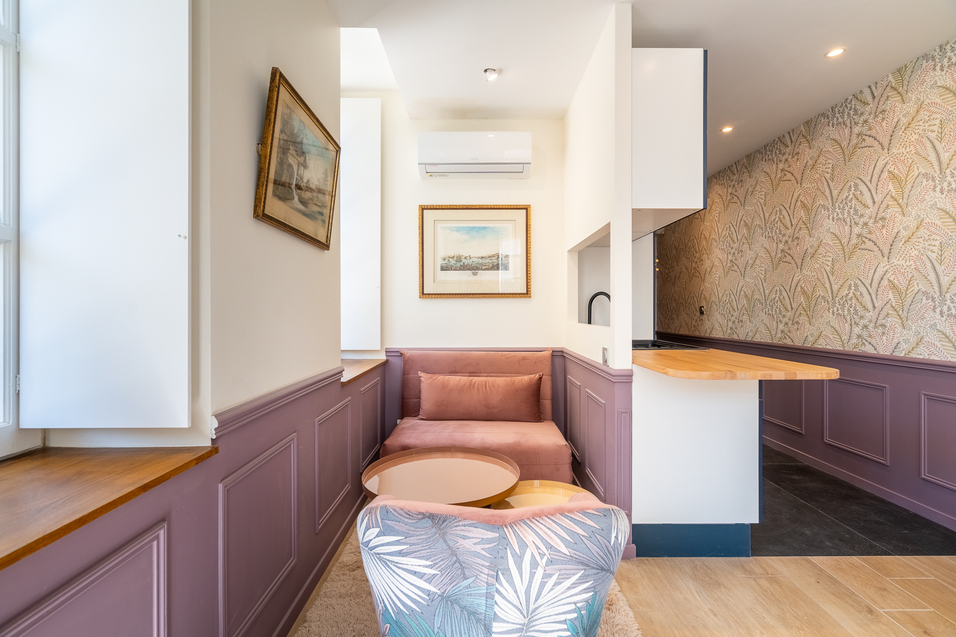 Chambre Deluxe : coin salon en velours et bar de petit-déjeuner