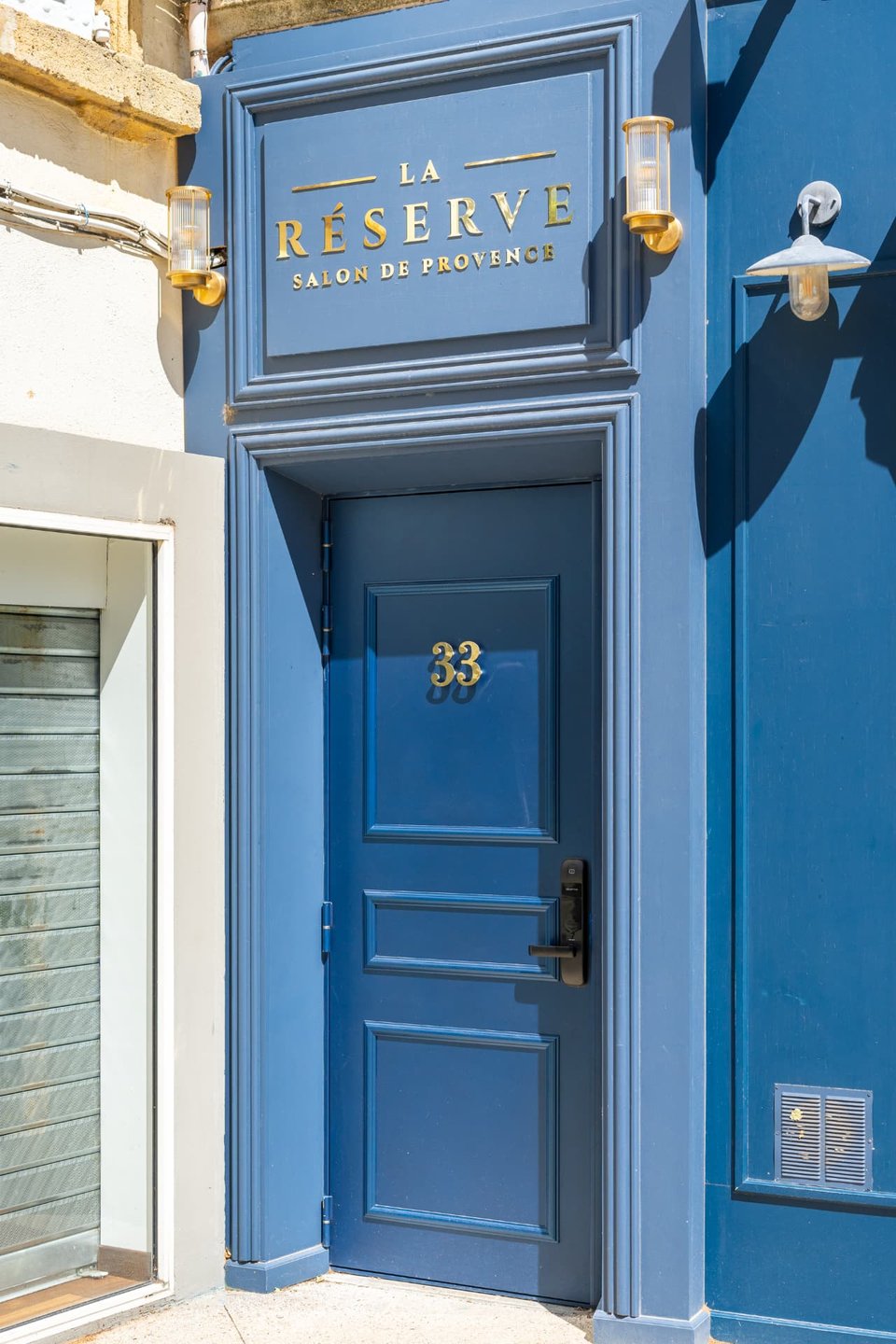 Porta d'ingresso de La Réserve con il numero 33 in ottone