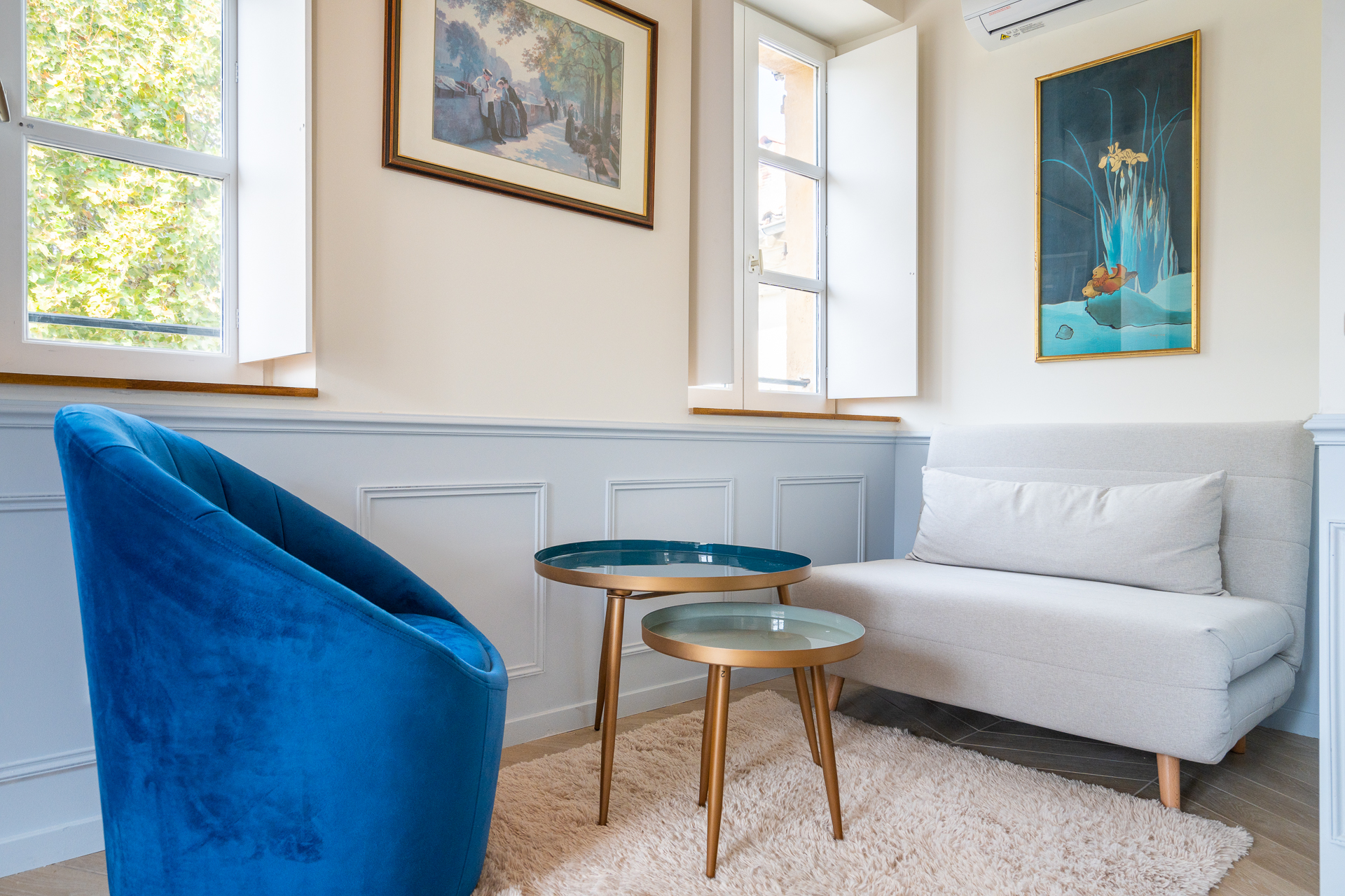 Chambre Deluxe : salon et œuvre contemporaine