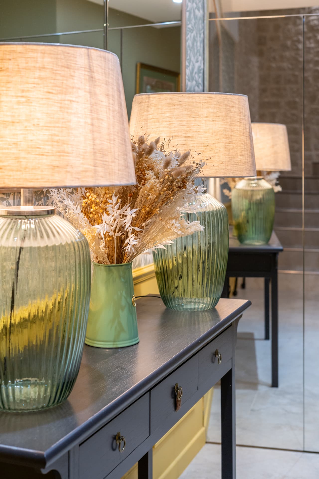 Console du hall avec lampes en verre vert