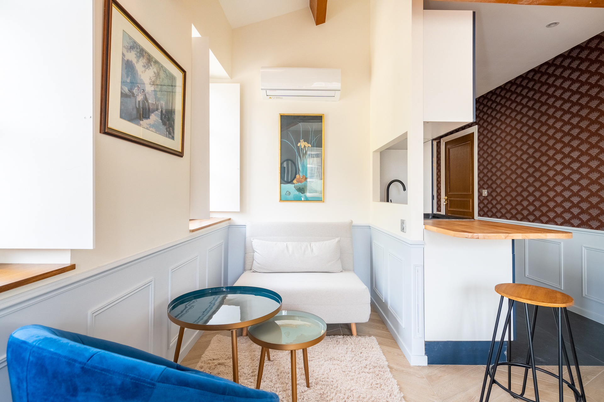 Chambre Deluxe : salon avec canapé et fauteuil bleu