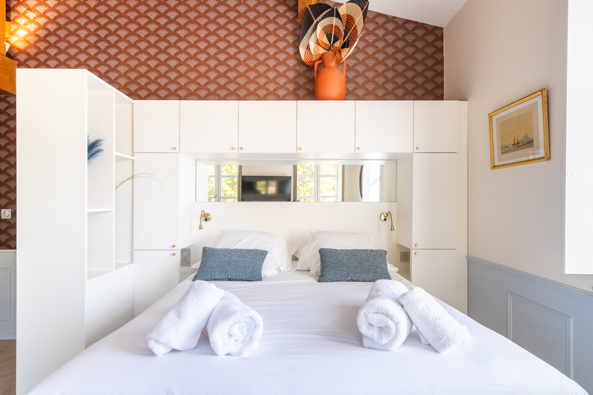 Chambre Deluxe : lit aux coussins bleus