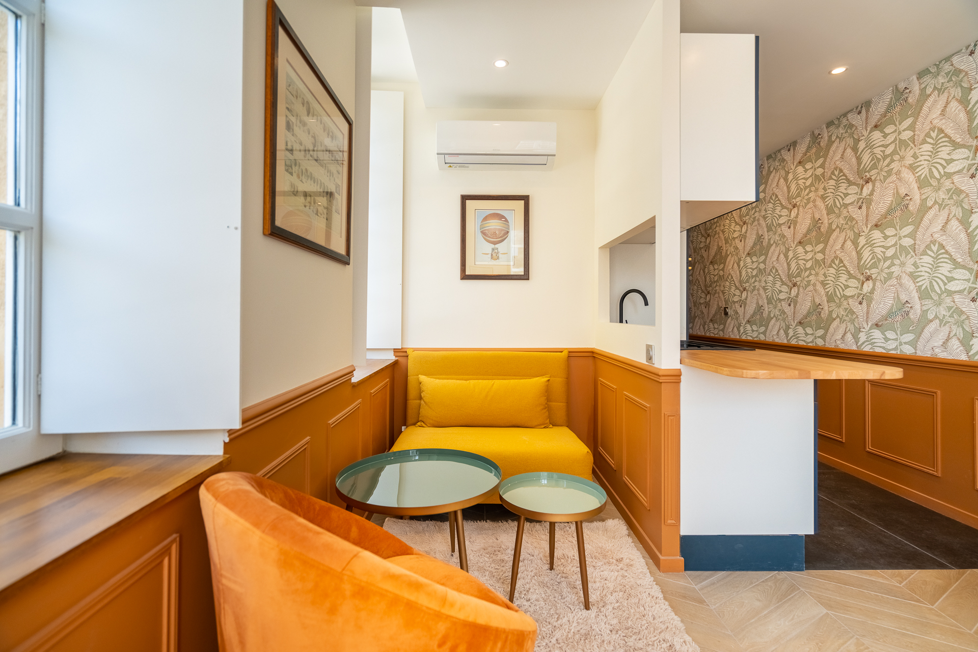 Chambre Deluxe : canapé jaune et fauteuil en velours