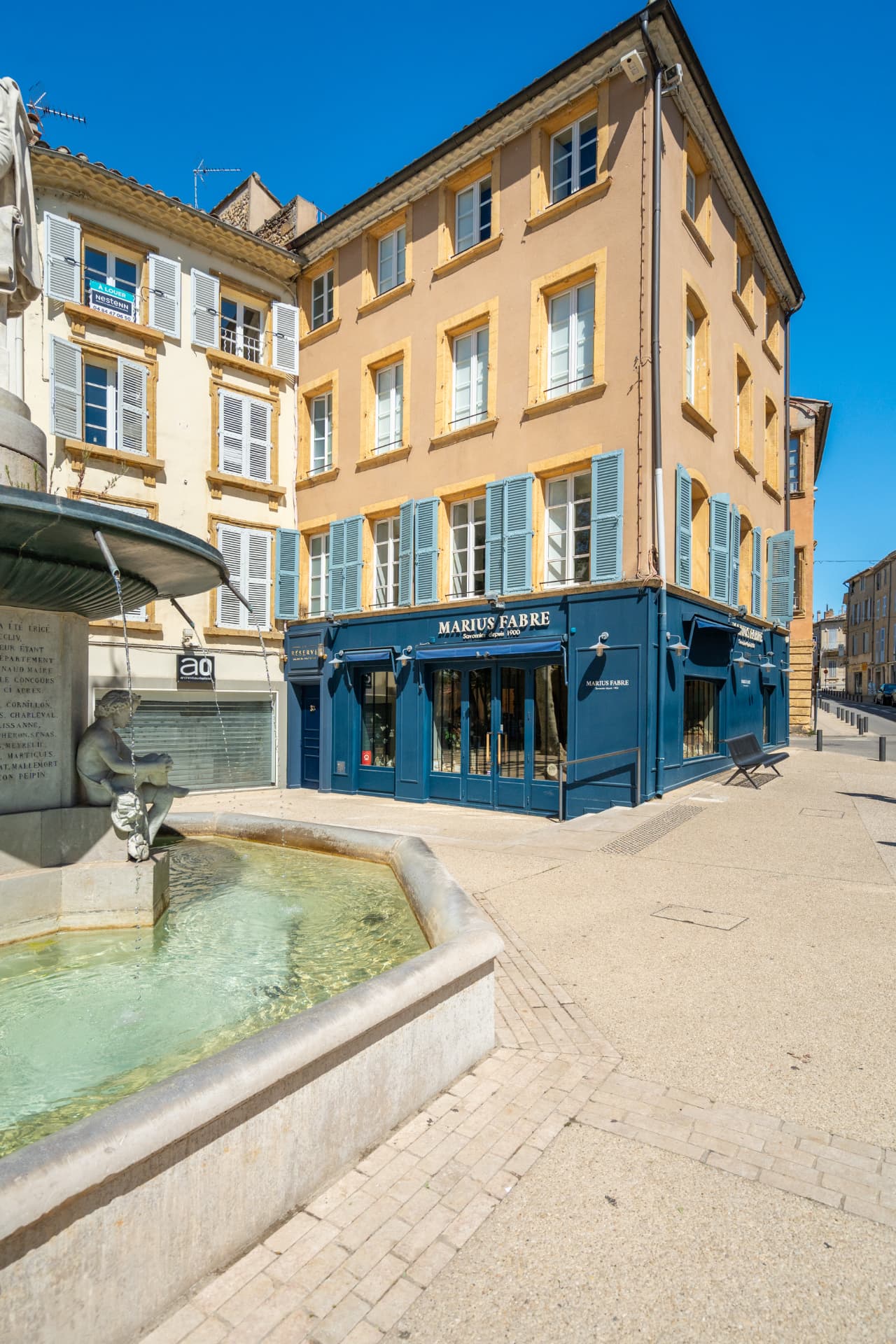 Chambre Deluxe : douche en marbre et robinetterie dorée