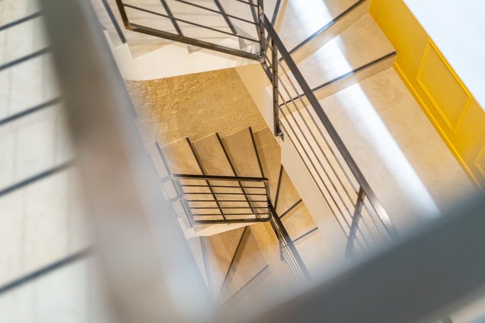 Scala in pietra originale che serve gli appartamenti de La Réserve